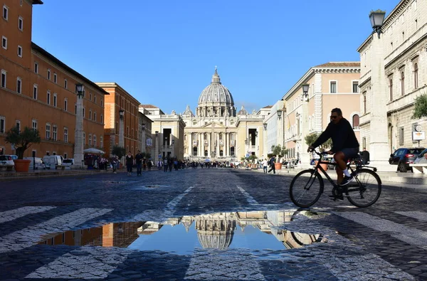 Róma Olaszország 2019 Október Szent Péter Bazilika Vatikánváros Pocsolya Tükröződés — Stock Fotó