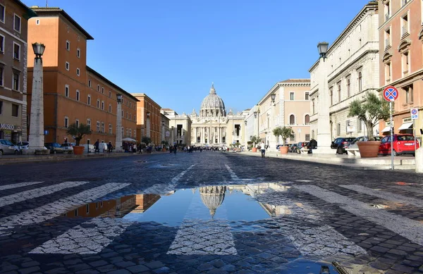 Róma Olaszország 2019 Október Szent Péter Bazilika Vatikánváros Pocsolya Tükröződés — Stock Fotó