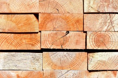 Çam ağacı ahşap arka planı kesmiş. Güneş ışığıyla ahşap doku.