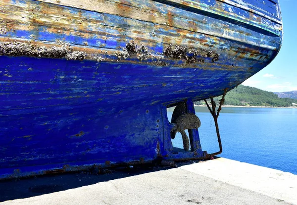 Stará Modrá Poničená Dřevěná Galicijská Rybářská Loď Přístavu Zádi Vrtule — Stock fotografie