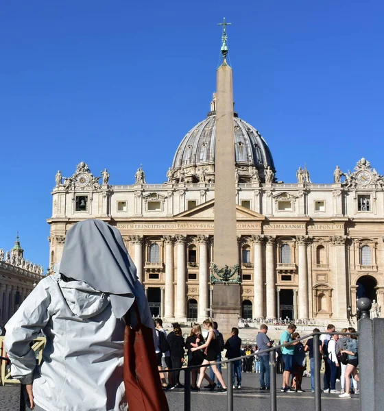 Рим Италия Октября 2019Г Монахиня Смотрит Базилику Площади Санкт Петербурга — стоковое фото