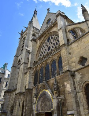 Eglise Saint-Severin, Latin Mahallesi 'nde, mavi gökyüzü ile gösterişli gotik bir kilise. Paris, Fransa.