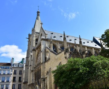 Eglise Saint-Severin, Latin Mahallesi 'nde, mavi gökyüzü ile gösterişli gotik bir kilise. Paris, Fransa.