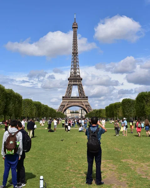 Париж Франция Августа 2019Г Эйфелева Башня Туристами Развлекающимися Фотографирующими Чемпионов — стоковое фото