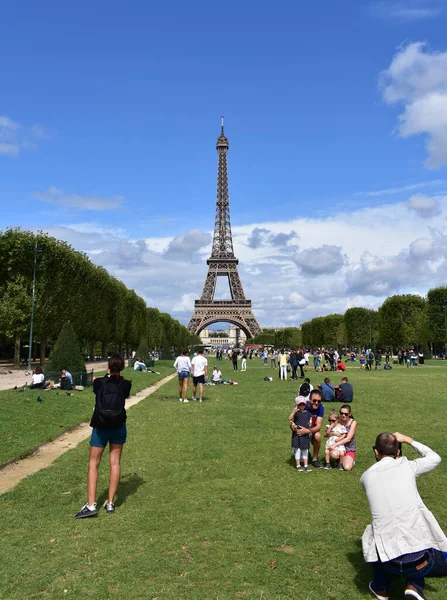 Paris Frankreich August 2019 Eiffelturm Mit Touristen Die Spaß Haben — Stockfoto