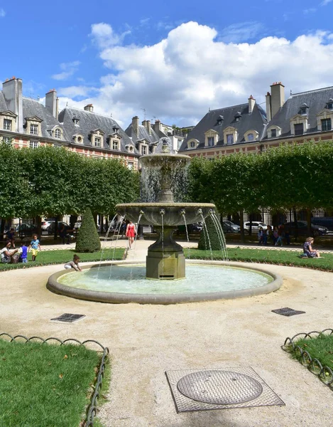 Paris France August 2019 Fountain Place Des Vosges Oldest Square — Stockfoto