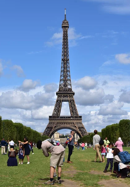 Париж Франция Августа 2019Г Эйфелева Башня Туристами Развлекающимися Фотографирующими Чемпионов — стоковое фото