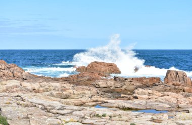 Costa da Morte Bölgesi 'nde kayalara vuran vahşi dalgalar. Galiçya, İspanya.