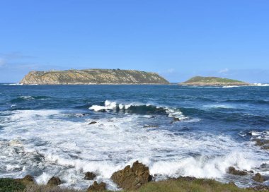 Costa da Morte bölgesinde bulunan Sisargas Adaları veya Sisargas Atlantik Adaları. Camino dos Faros 'tan görüntü. Malpica de Bergantinos, Coruna, Galiçya, İspanya.