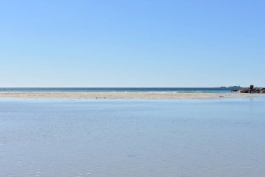Göllü Idyllic boş plaj arka planı, turkuaz su, mavi gökyüzü ve su üzerinde ufuk. Rias Baixas, Galiçya, İspanya.
