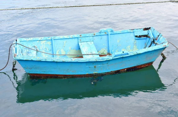 Старая Синяя Деревянная Лодка Плывет Морю Знаменитой Риас Фахас Галисии — стоковое фото