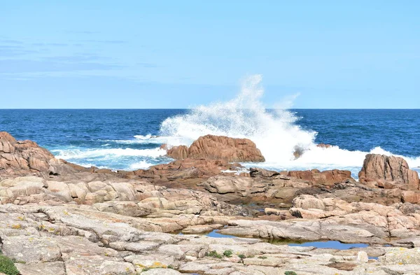 Costa da Morte Bölgesi 'nde kayalara vuran vahşi dalgalar. Galiçya, İspanya.