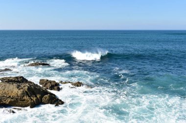 Galiçya 'nın ünlü Rias Baixas' ında dalgaların dalgalandığı bir uçurumun manzarası. Porto do Son, Coruna, İspanya.