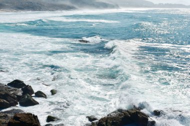 Galiçya 'nın ünlü Rias Baixas' ında dalgaların dalgalandığı bir uçurumun manzarası. Porto do Son, Coruna, İspanya.