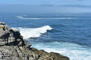 Galiçya 'nın ünlü Rias Baixas' ında dalgaların dalgalandığı bir uçurumun manzarası. Porto do Son, Coruna, İspanya.
