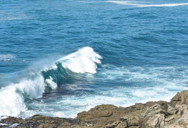 Galiçya 'nın ünlü Rias Baixas' ında dalgaların dalgalandığı bir uçurumun manzarası. Porto do Son, Coruna, İspanya.