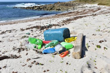 Ünlü Rias Baixas Bölgesi 'nde plastik kirliliği olan plaj. Galiçya, İspanya.