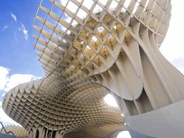 Aşağıdan sevilla görünümünde metropol metrosol yapısını