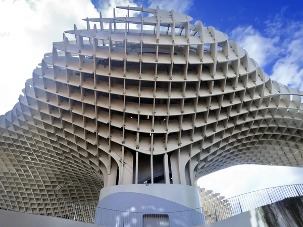 Aşağıdan sevilla görünümünde metropol metrosol yapısını