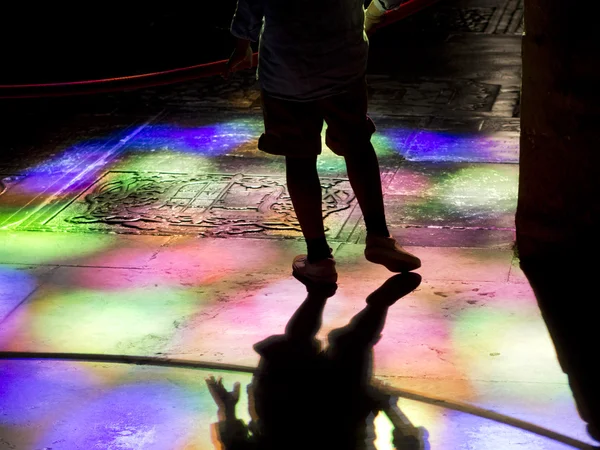 Pierna silueta en la iglesia tumb piso reflexiones de luz de color — Foto de Stock