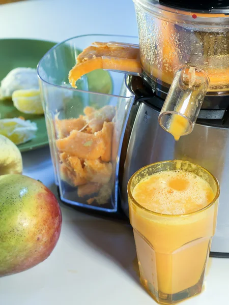 Extraktionssaft niedrige Drehzahl bei der Arbeit erzeugt frischen Saft ohne lizenzfreie Stockbilder