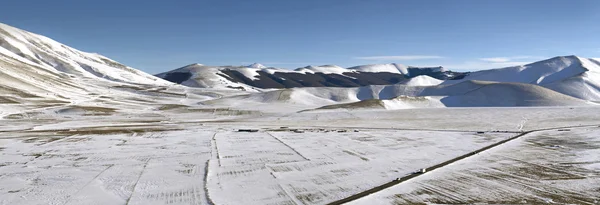 Panoramic view of snowy plateau of Castelluccio of Norcia, in Um — Stock Photo, Image