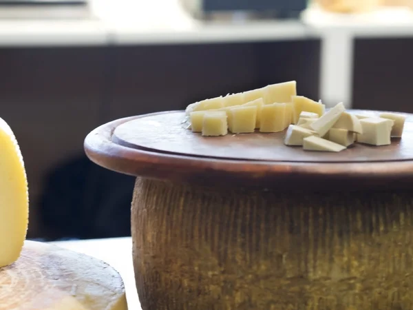 Kuber av ost på en trä skärbräda — Stockfoto