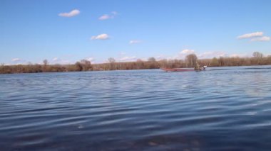 Büyük nehir, orman ve mavi gökyüzü gün batımında