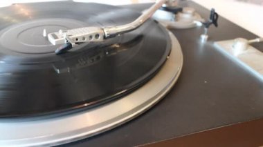 70 'lerden kalma yarı otomatik gramofon.