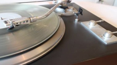 70 'lerden kalma yarı otomatik gramofon.