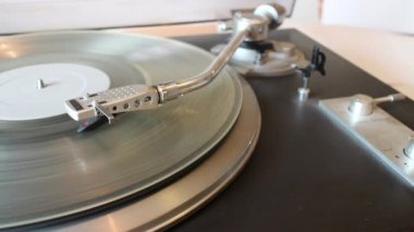 70 'lerden kalma yarı otomatik gramofon.