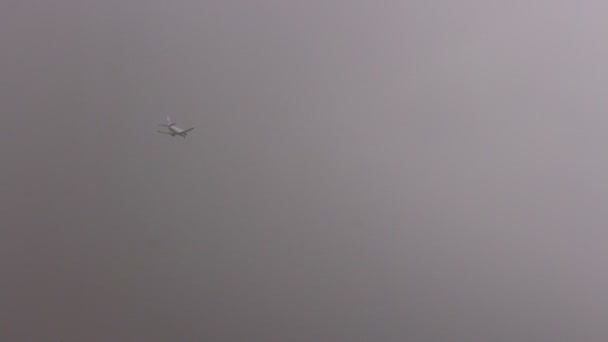 Avión Volando Bajo Fuertes Lluvias Mirar Desde Suelo Los Árboles — Vídeos de Stock
