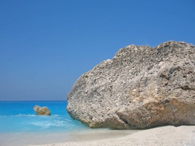 Kayalar ve turkuaz deniz suyu, mavi gökyüzü. 