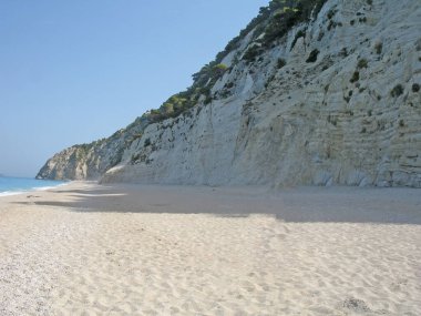Kayalar ve turkuaz deniz suyu, mavi gökyüzü. 