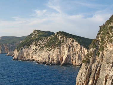 Kayalar ve turkuaz deniz suyu, mavi gökyüzü. 