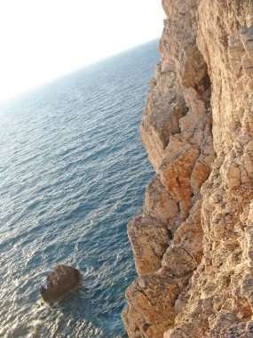 Kayalar ve turkuaz deniz suyu, mavi gökyüzü. 