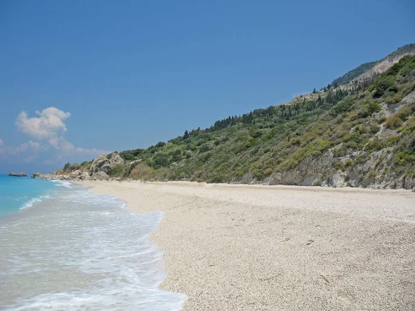 Felsen Und Türkisfarbenes Meerwasser Blauer Himmel — Stockfoto