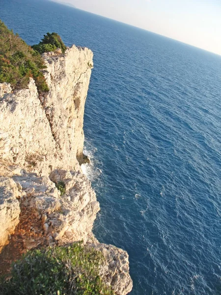 Kameny Tyrkysová Mořská Voda Modrá Obloha — Stock fotografie