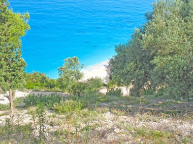 Mavi, güneşli gökyüzü, derin mavi deniz, deniz kenarı 