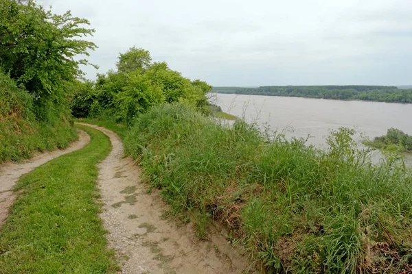 Large Rivière Avec Ciel Gris Avec Nuages Blancs — Photo