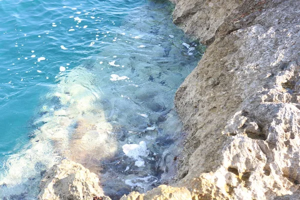 Green Crystal Clear Seawater Rocks — Stock Fotó