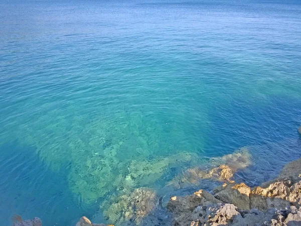 Green Crystal Clear Seawater Rocks — Foto Stock