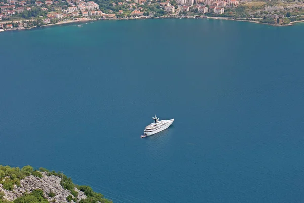 Яхта Блакитному Морі Зверху — стокове фото