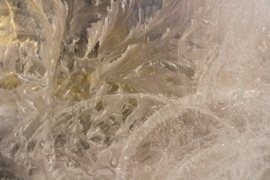 Soğuk bir kış gününde pencerede buz.