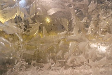 Soğuk bir kış gününde pencerede buz.