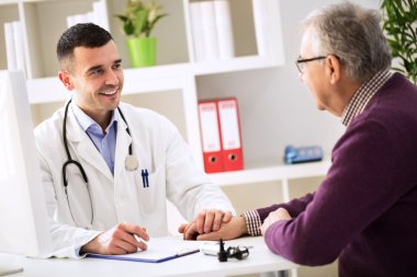 Genç Doktor hastasına holding el ve konsol