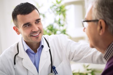 Doktor ve yaşlı hasta