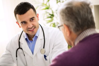 Yaşlı adam ziyaret edin Doktor, hasta bakımı 