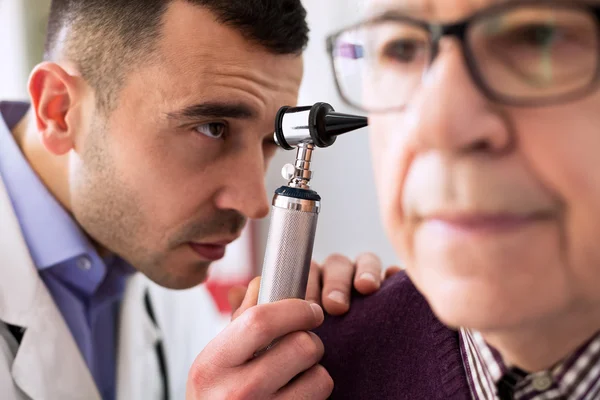 Behandeling van de patiënt oor oorarts — Stockfoto