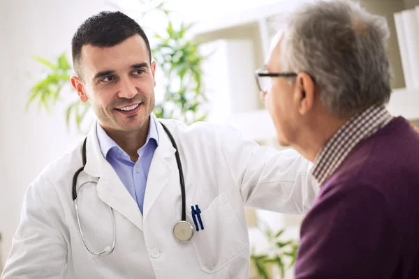 Gesundheitshelfer und ältere Patienten — Stockfoto